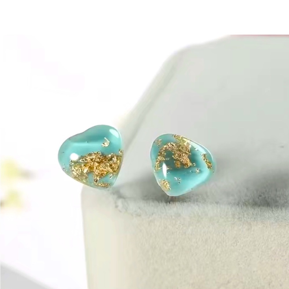 CRYSTAL HEART OF GOLD STUD EARRINGS NWT